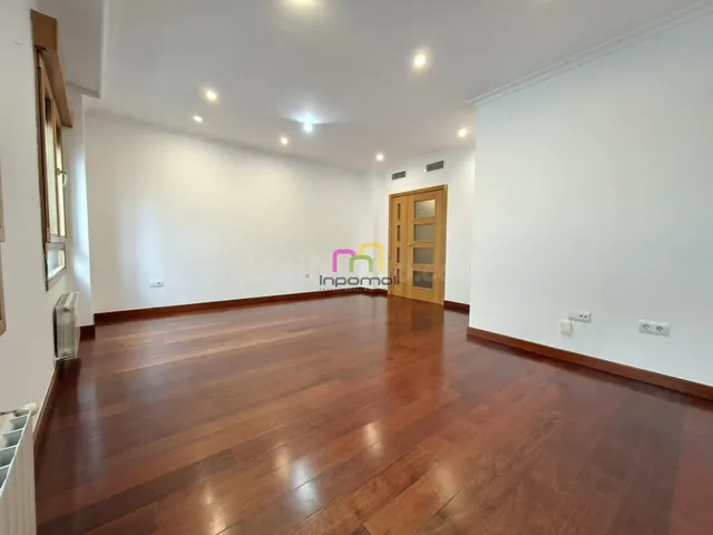 ALQUILER SIN MUEBLES - AMPLIO APARTAMENTO EN EL CORAZÓN DE B