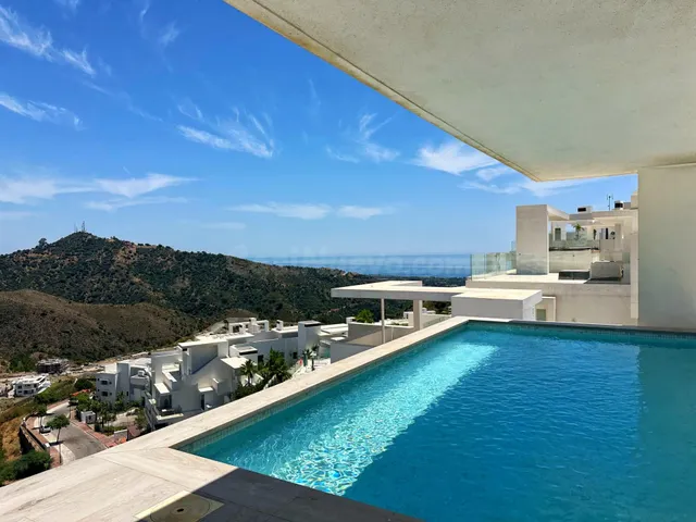 Ático Dúplex de Lujo con Piscina Privada en la Azotea y Vist