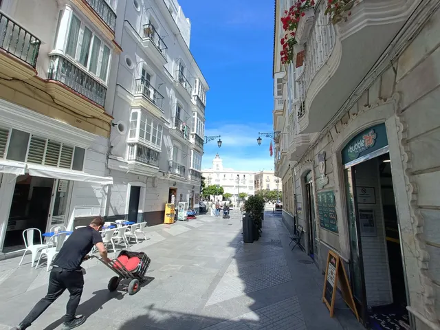 AMPLIO PISO ZONA CENTRO CÁDIZ — 31