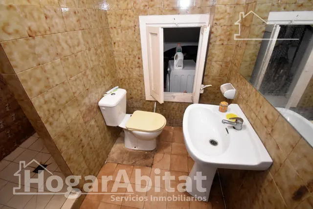 AMPLIA CASA PARA REFORMAR CON 7 DORMITORIOS EN EL CENTRO — 35