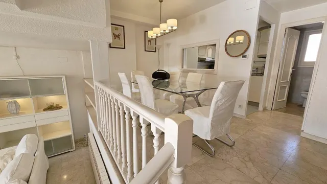 Casa adosada con piscina propia y zona comunitaria, excelent - foto 3