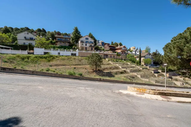 Parcela urbana de 2.000 m2 en la Zubia en un entorno único. — 5