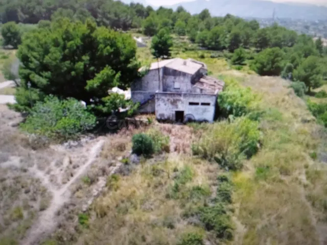 Finca rústica con terreno y vistas abiertas — 2
