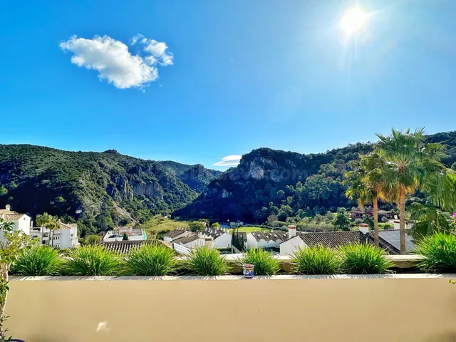 MAGNIFICENT FULLY RENOVATED TOWNHOUSE in the beautiful Benah - foto 3