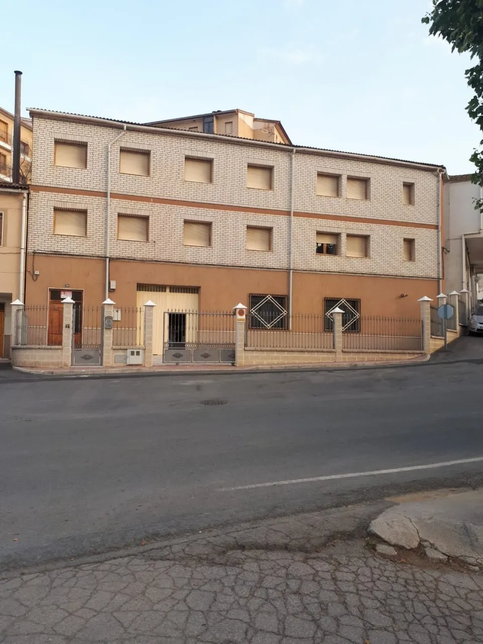 DOBLE  CASA FAMILIAR CON GARAJE EN SERÓN , ALMERÍA.