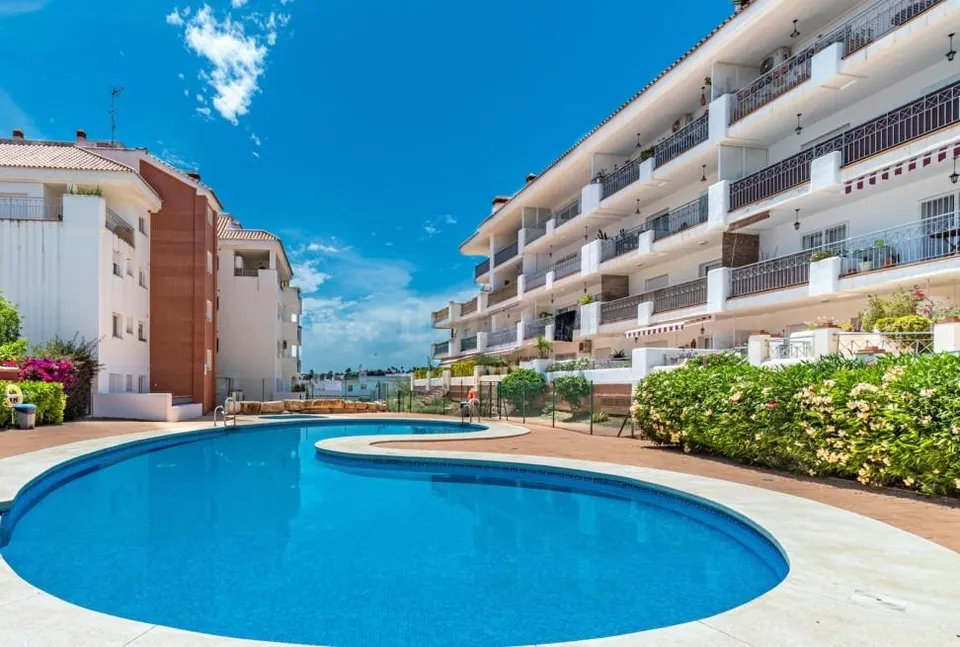 Luminoso piso de 2 dormitorios con amplia terraza y 2 garajes en Los Pacos, Fuengirola