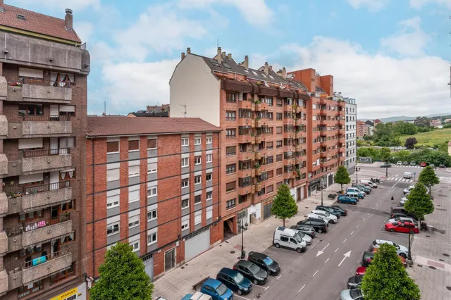 Amplio piso de tres habitaciones y dos baños en Avenida Torr