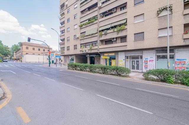 Amplio piso situado en el emblemático Edificio Presidente en Caleta — 33