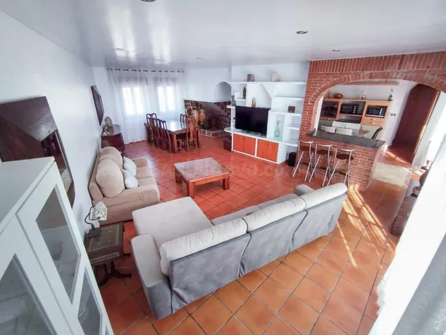 Casa de 265m2, 4 dormitorios, garaje, patio y 3 baños en Alf - foto 5