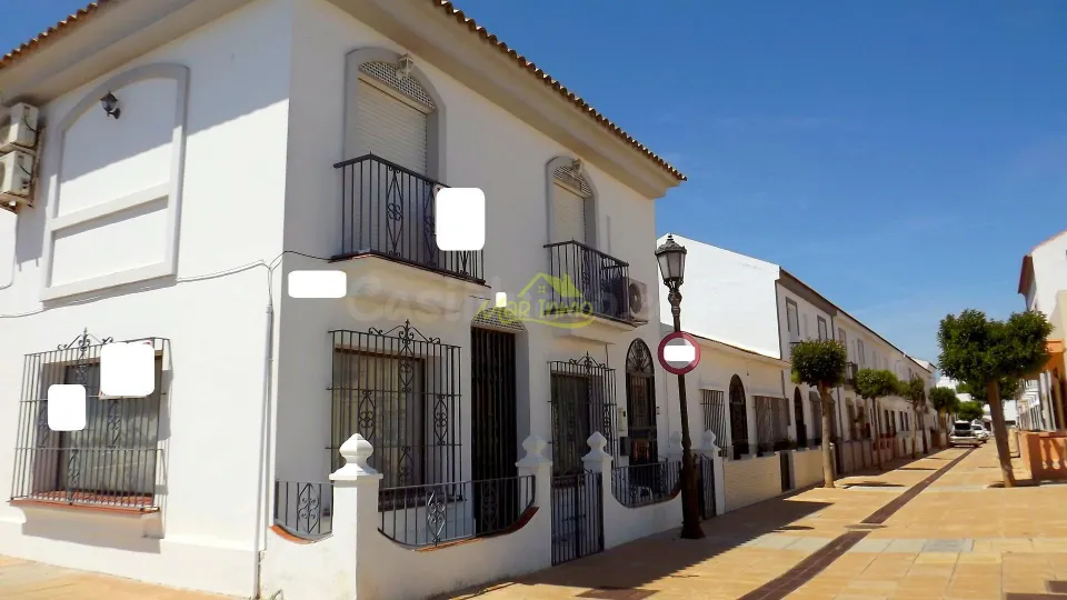 ADOSADO Y LOCAL COMERCIAL EN LEPE