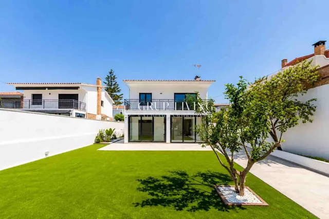 EXCLUSIVA VIVIENDA DE DISEÑO CONTEMPORÁNEO EN ROCAMAR, A UN 