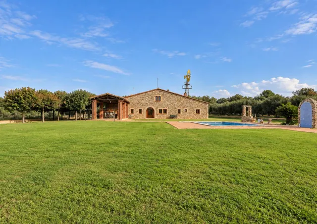 Exclusiva finca ecuestre rodeada de naturaleza, con máxima privacidad y espectaculares vistas a la montaña. — 11
