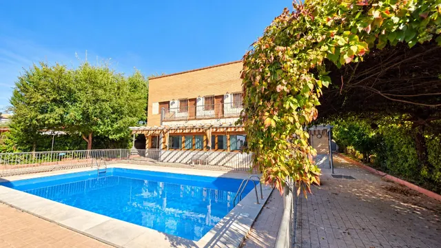 ¡FANTÁSTICA CASA CON PISCINA PRIVADA EN CARRETERA DE GRANADA