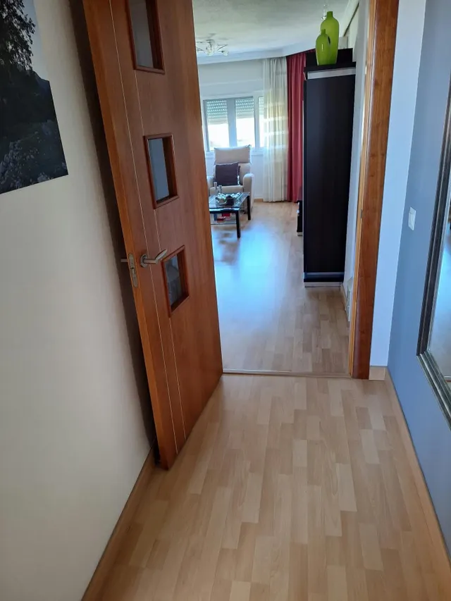 PISO EN MUY BUEN ESTADO DE CONSERVACIÓN CON PISCINA COMUNITA - foto 3