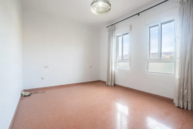 Almeria - cruz de caravaca: amplio triplex - 6 habitaciones + 3 baños + 1 aseo + garaje amplio + 2 salones + 2 cocinas + solarium — 25