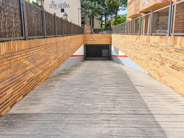 OPORTUNIDAD ÚNICA: Plaza de garaje grande, con punto de carg