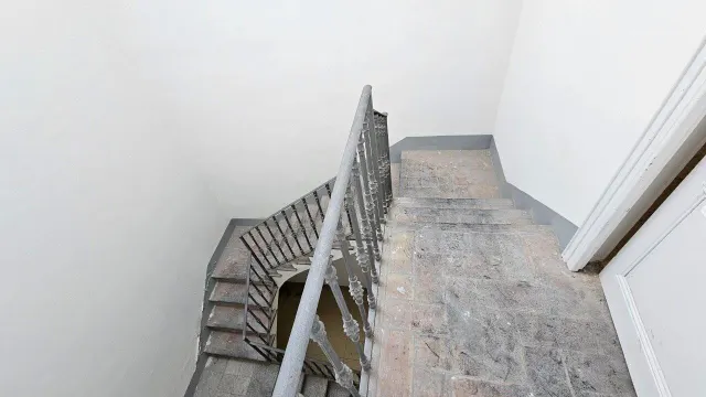 Edifificio neoclasico en el centro de Figueres. — 23