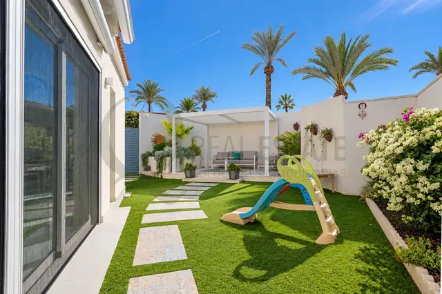 Espectacular chalet de esquina de diseño contemporáneo junto a la Playa de Muchavista — 11
