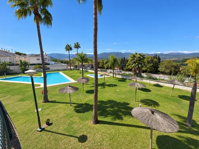 Se vende piso de tres dormitorios, terraza, piscinas, padel, garaje y trastero en Los Barrios, los tinajones. — 30