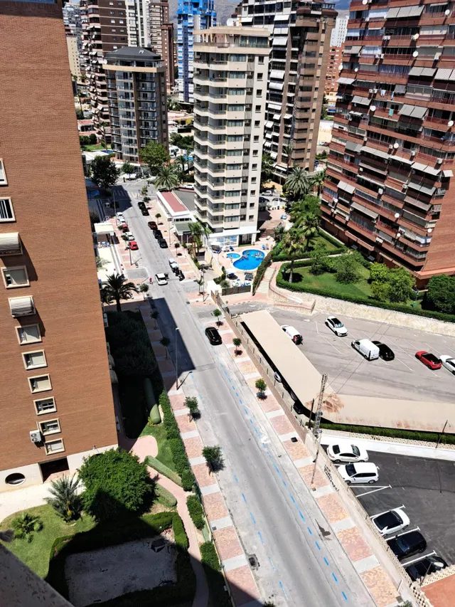 Amplio piso con 4 dormitorios y vistas al mar y Benidorm en zona Levante. — 33