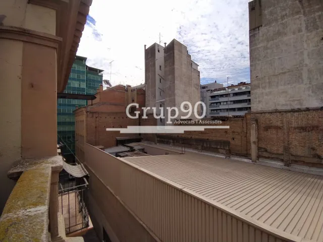 ATENCIÓN INVERSORES!! EDIFICIO EN EL  EIX COMERCIAL — 16