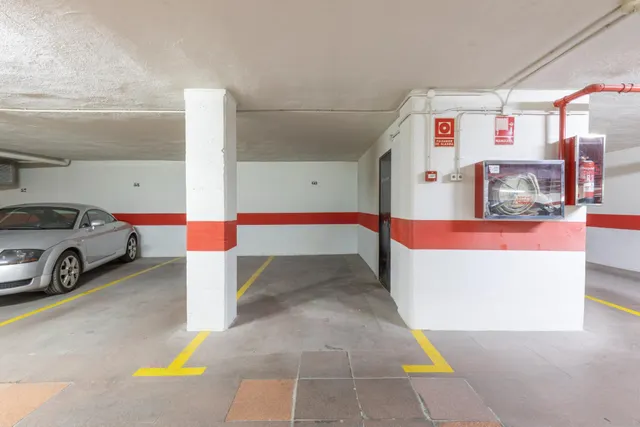 Ideal inversores!!! 35 plazas de aparcamiento y 5 trasteros, todo alquilado — 28