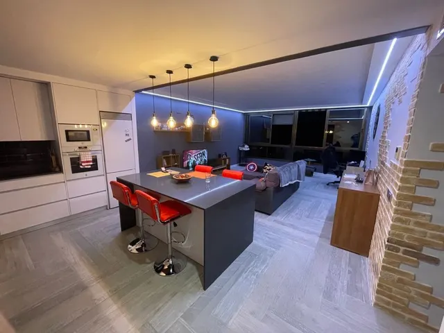 Alquiler todo el año, Apart. 1 dorm. de 90 m2, salón amplio y cocina con isla, reformado, vistas mar — 19