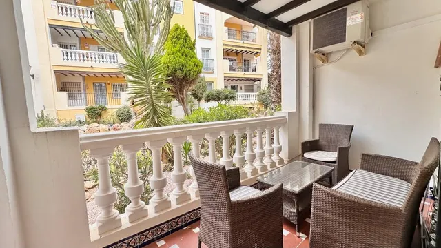 Apartamento con terraza, provincia de Alicante, Torrevieja. 2 habitaciones, 63 m2, 200 metros al mar. — 18