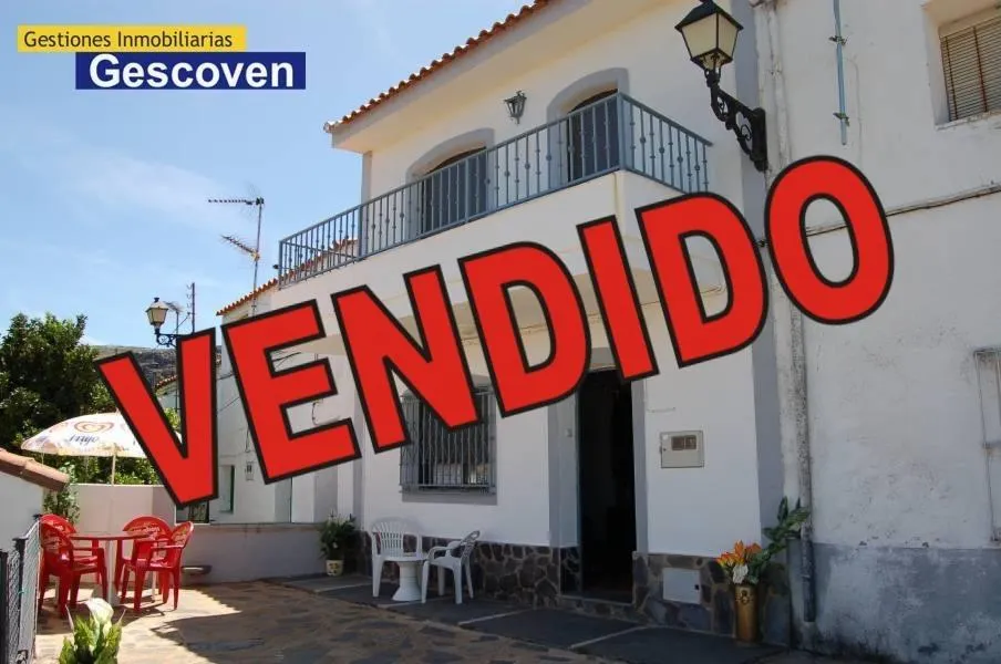 HERMOSA VIVIENDA CON PATIO Y TERRAZA