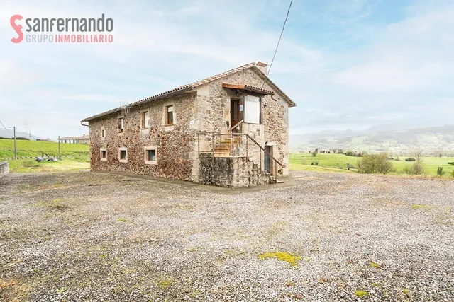 Casa de piedra Independiente sobre terreno urbano en Sobarzo