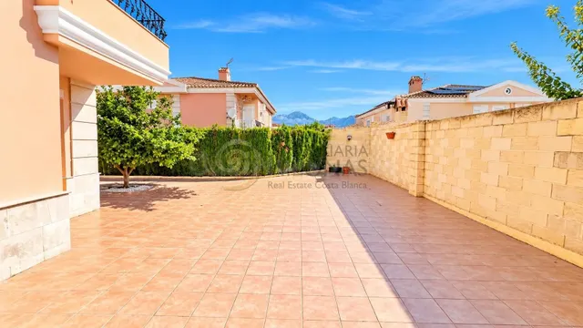 Exclusivo chalet pareado de esquina en la urbanización mira la costa – sierra helada, Benidorm — 3