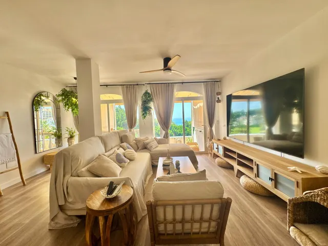 Venta de casa adosada con tres dormitorios en Benalmádena Costa, Málaga, Costa del Sol — 10