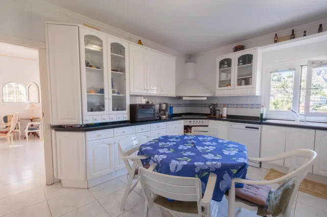 Amplia villa con vistas panorámicas al mar y pista de tenis privada en Calpe — 26