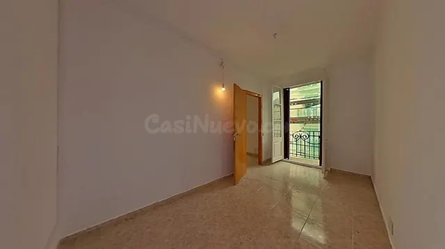 PISO EN VENTA EN POBLESEC — 2