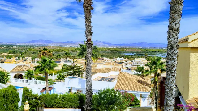 Chalet esquina de 3 Dormitorios y 3 Baños en parcela grande arreglada de 600m2 con piscina y garaje privado — 11