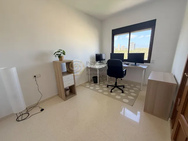 Piso de 4 dormitorios en el corazón de la Playa de Poniente, perfecto para ti y tu familia. — 10