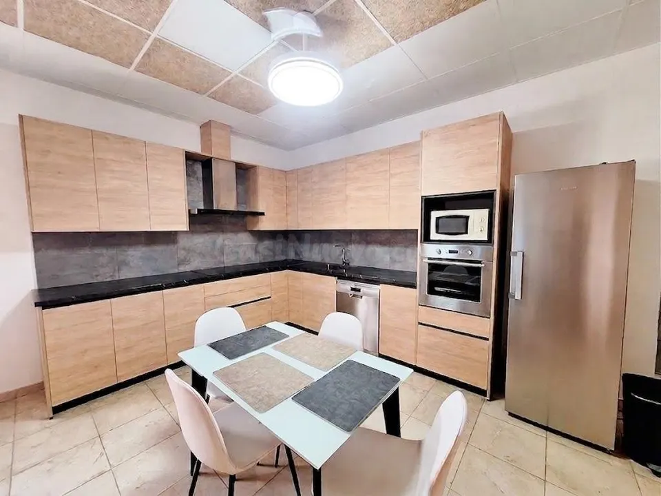 Vivienda reformada + local comercial con garaje, en Pinoso | ¡Vive, trabaja o invierte!