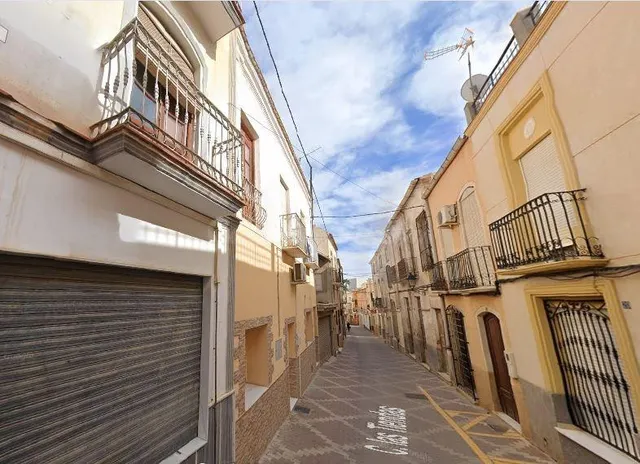 SE VENDE suelo urbano OKUPA en C León 2-4 de Cuevas del Alm - foto 4