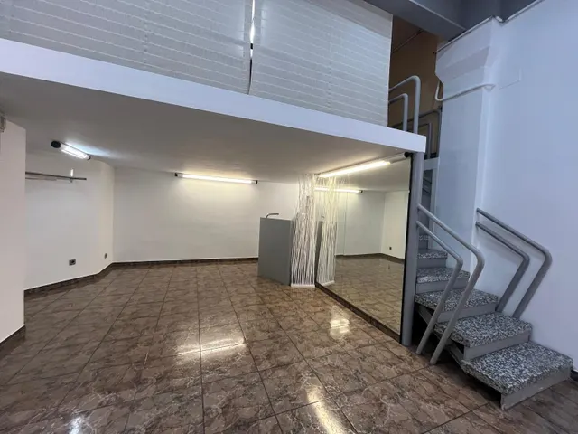 LOCAL COMERCIAL CON ALTILLO SITUADO EN ZONA  DR. PUJADES — 6