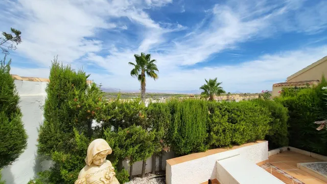 Chalet esquina de 3 Dormitorios y 3 Baños en parcela grande arreglada de 600m2 con piscina y garaje privado — 25
