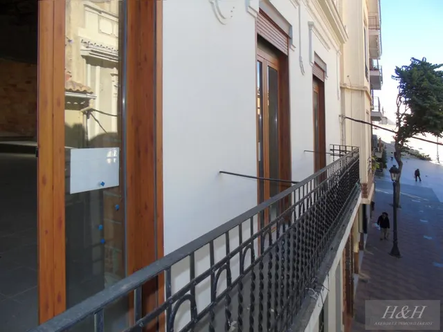 Se alquila escaleta para uso comercial en Jorge Juan. /HH Asesores, Inmobiliaria en Burjassot/. — 20