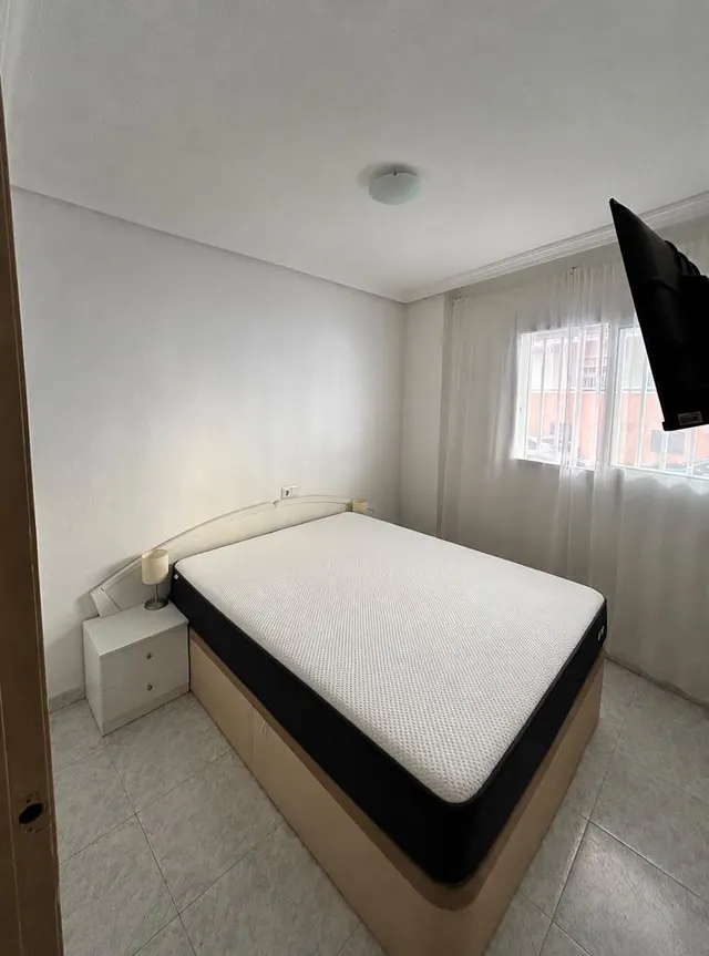 Apartamento con terraza, Alicante, Torrevieja. 2 habitaciones, 63 m2, 650 metros al mar — 42