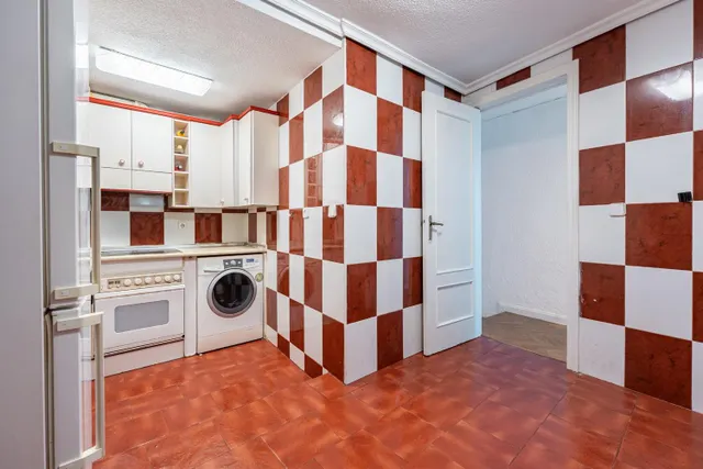 VIVIENDA CON MUCHAS POSIBILIDADES EN CALLE FUENCARRAL — 18