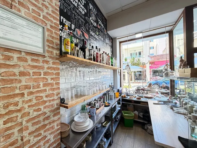 TRASPASO DE CAFETERÍA DE ÉXITO EN EL CENTRO DE TORREVIEJA — 8