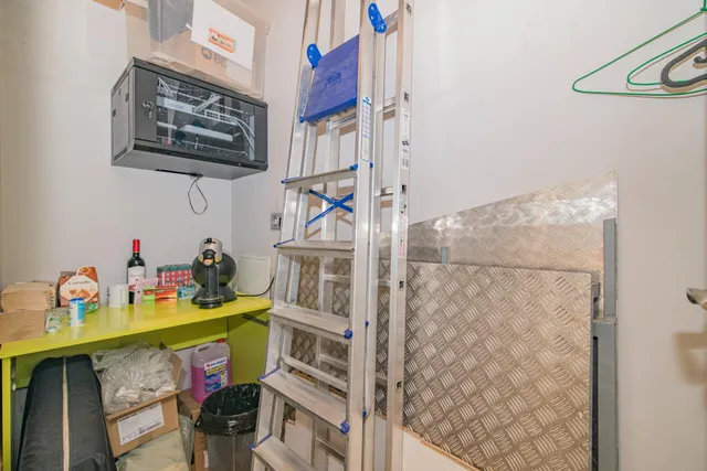 OPORTUNIDAD LOCAL COMERCIAL EN RENTABILIDAD EN EL BARRIO ALBAYDA — 25