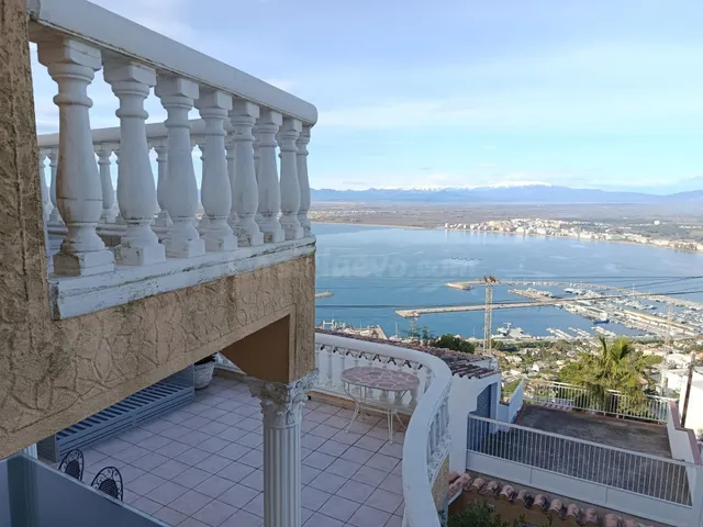 Encanto mediterráneo con vistas al mar – Villa con licencia 