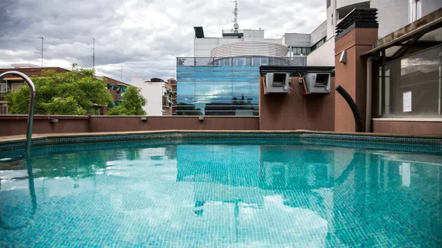 Oficina tipo loft con garaje y piscina en santa leonor — 17