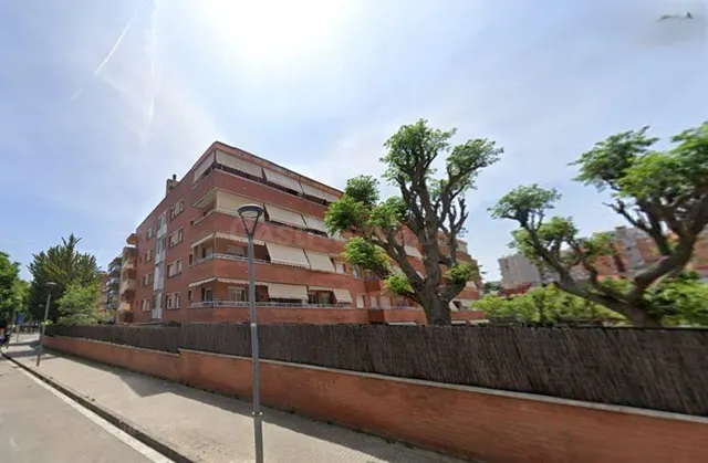 SE VENDE PISO OKUPADO en Calle Salvador Dali Nº 1 Viladecans - foto 3