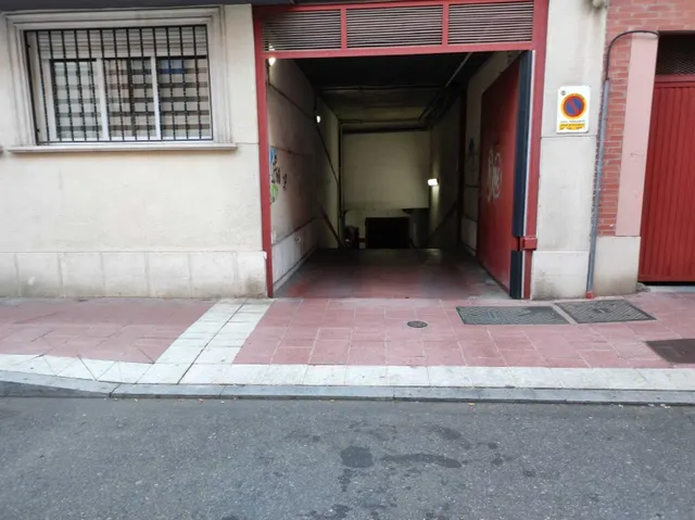 Plaza de garaje coche mediano en zona Delicias — 2
