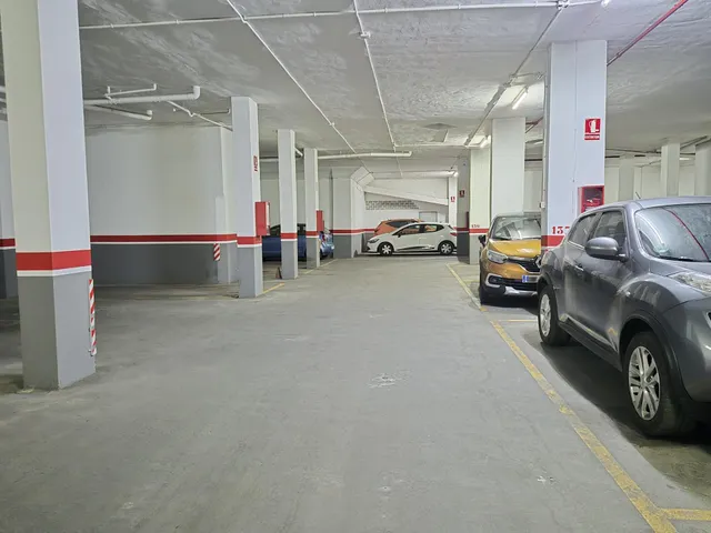 Buena plaza de coche — 12